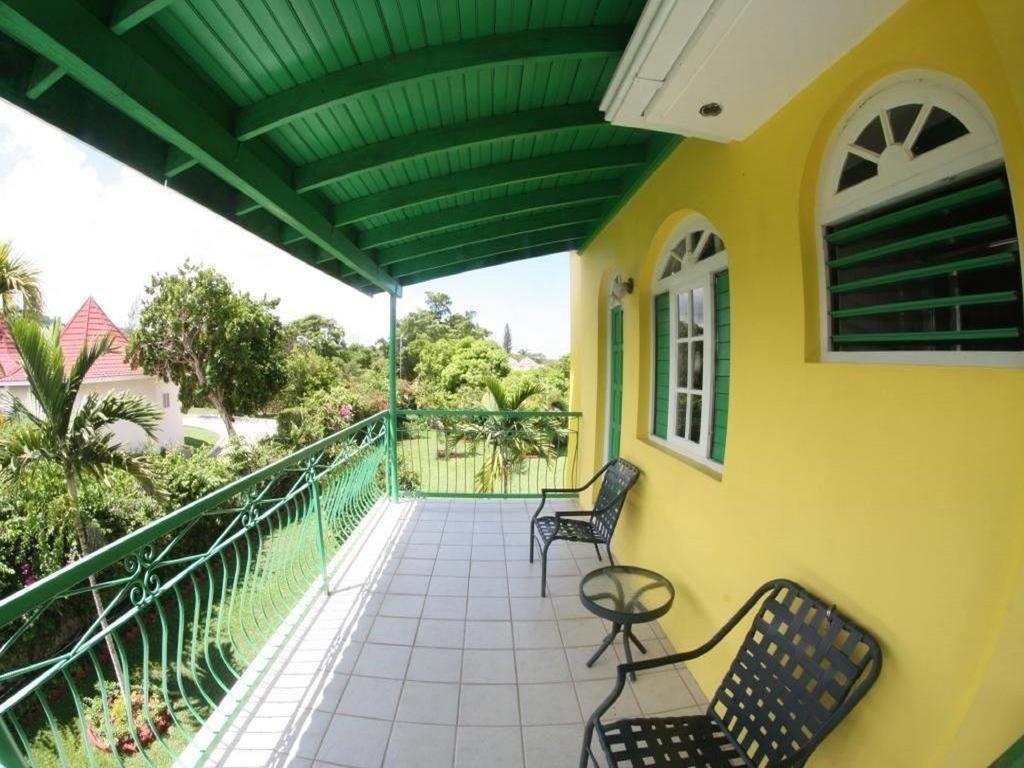 Villa Sonate Runaway Bay Extérieur photo