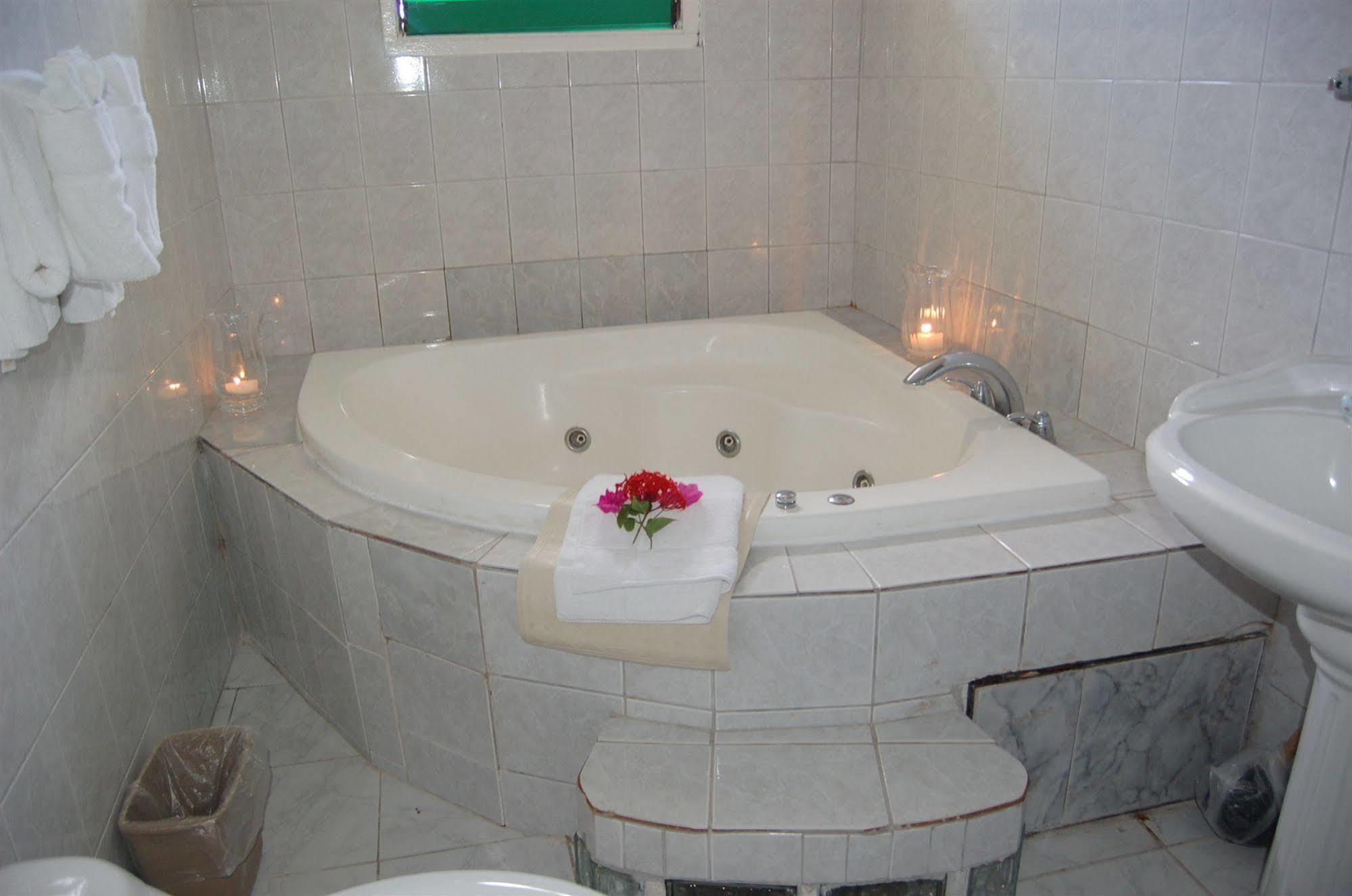 Villa Sonate Runaway Bay Extérieur photo